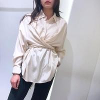ราคา เสื้อเชิ้ตผ้าซาตินพันเอว CROSSED WRAP SATIN SHIRT (17608565671)