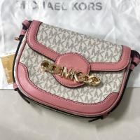 ราคา ของแท้ สินค้าใหม่ ป้ายคิง Michael Kors Hally Extra Small Signature Logo Crossbody (กระเป๋าสะพายสีชมพู) ปรับสายได้ (26460515151)