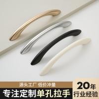 ราคา ผู้ผลิตที่กําหนดเองสีดําจับลิ้นชักมือจับประตูฮาร์ดแวร์อุปกรณ์ติดตั้งบ้านจับพลาสติกพื้นผิวติดตั้งเฟอร์นิเจอร์จับ โซดา (27944536482)