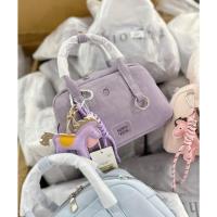 ราคา กระเป๋าสะพายข้างหนังนิ่มขนาดกลางพร้อมเครื่องรางม้า 915 (53958220996)