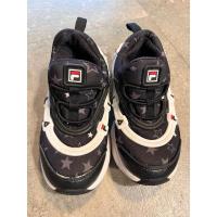 ราคา Fila รองเท้าผ้าใบเด็ก มือสอง สภาพดีค่ะ รอลเท้ามีไฟตอนวิ่ง (23437746435)