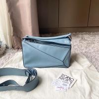 ราคา Very good condition ‼️ Loewe puzzle small สี Stone blue สภาพดีมากๆค่ะ มุมไม่ถลอก หนังดีงาม ภายในสะอาด สีน่ารัก ได้ใบนี (9133162138)