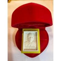 ราคา No608 พระผงของขวัญ หลวงพ่อสด วัดปากน้ำ รุ่น 108 ปี หลังสมเด็จโต พ.ศ. 2535 พร้อมกล่องเดิม (24518337993)