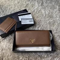 ราคา Very good condition‼️ Prada long wallet หนังเกรน ปี2017 สีน้ำตาล หนังทนค่า ใส่บัตรได้เยอะ ตัวหนังสวยมาก ภายใน (6865514074)