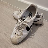 ราคา Nike Classic Cortez Leather in white with a black swoosh shoes รองเท้าผ้าใบสีขาว ไนกี้ eu41 uk7 มือสอง สภาพตามรูป (6597512956)