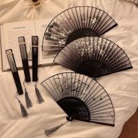 ราคา [ขายร้อน] สไตล์จีนพับพัดลมขนาดเล็กพกสไตล์โบราณ ฮันฟู เครื่องแต่งกายโบราณเต้นรําใหม่สไตล์จีนฤดูร้อนสีดําพัดลมไม้ไผ่หญิง 3.8 (50357232972)
