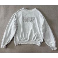 ราคา MOUSSY เสื้อสเวตเชิ้ต/เสื้อพูลโอเวอร์ แบรนด์ญี่ปุ่นระดับพรีเมียม สี:ขาว/ออฟไวท์ โลโก้ปัก "MOUSSY" ไซส์ F * มีรอยเปื้อน (57302951777)