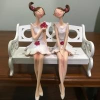 ราคา ตุ๊กตาเรซิ่นสาวน้อยนั่งห้อยขา ถือดอกไม้สีชมพู (4134133922)