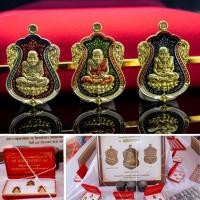 ราคา เหรียญชุดของขวัญ 3 องค์ เนื้อทองระฆังลงยา 3 สี พร้อมกล่องของขวัญ หลวงพ่อทวด รุ่นปัญญาบารมี วัดเสมาเมือง ปี 2555 (55857295293)