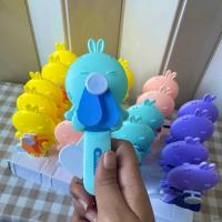 ราคา (1ชิ้น)พัดลมพกพา แบบมือบีบ รูปทรงหูกระต่าย พัดลมพกพาบริหารมือ สีสันสดใส (49007075758)