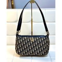 ราคา Dior Trotter Shoulder Bag Navy Vintage (รับประกันของแท้100%) (23337872149)
