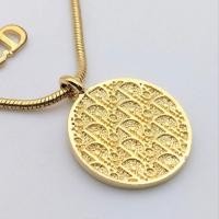 ราคา สร้อยคอ Dior ของแท้ มือ2 จี้ลายMonogram ปั๊มนูน สีทอง สภาพดี (42772152962)