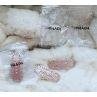 ราคา กิ๊ฟ​ติดผม​ กิ๊บ​ติดผม​ กิ๊ฟ​สปริง​ กิ๊บสปริงแบรนด์​ กิ๊ฟสีชมพู​ลายหินอ่อน​ ล้อมเพชรสี​ชมพู​ ตัว​อักษร​ P​ R​ A​ D​ A (20548514722)