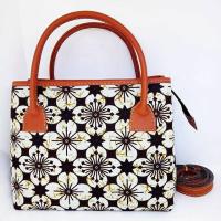 ราคา กระเป๋าผ้าบาติกลายดอกไม้สีขาวมีหูหิ้วไวนิล (4982475455)