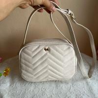 ราคา Agatha แท้ ครอสบอดี้ทรงกล่อง สภาพสวย มีร่องรอยใช้งานมือสองทั่วไป ซับในสะอาดหนึ่งช่องซิป 7 กว้าง 2.5 สูง 6 นิ้ว 490 บาท (28978974174)