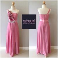 ราคา ชุดราตรีมือ 2 ชุดราตรียาวสีชมพู ไหล่เดี่ยว ประดับเพชร เน้นเอวกระโปรงยาวผ้าชีฟองบานระบายทรงย้วยจับจีบรอบตัว (4778481876)