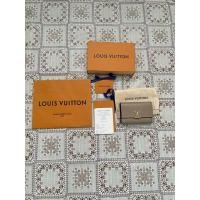 ราคา New!!! แท้ % Louis Vuitton กระเป๋าสตางค์ทรงสั้นรุ่น Capucines (41179122386)