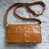 ราคา Bottega veneta cassette beltbag ของแท้มือสอง (26936442010)