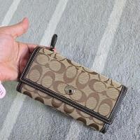 ราคา กระเป๋าใบยาวสามพับ มือสอง สวยๆ coach แท้ 100% ส่งฟรี !! (26215731170)