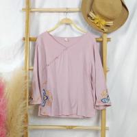 ราคา เสื้อสีชมพูกลีบบัว ปลายแขนปักลาย (19006943374)