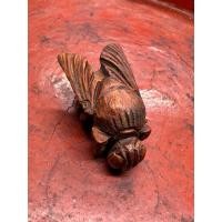 ราคา แมลงภู่คำ แกะจากไม้ดุมล้อเกวียนตามตำราโบราณ (ตัวที่1) (26310800146)