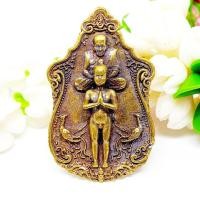 ราคา เหรียญไอ้ไข่วัดเสมาเมือง เป็นรูปไอ้ไข่และหลวงปู่ทวด เป็นเนื้อทองเหลืองเก่า รุ่นนี้ได้บูชาไอ้ไข่และหลวงปู่ทวด ซึ่งเป็นมงค (15126215795)