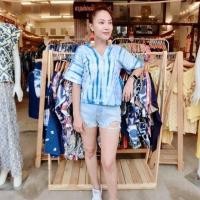 ราคา เสื้อมัดย้อม เสื้อผ้าฝ้าย เนื้อนิ่ม คอวีแขนสั้น ย้อมสีครามธรรมชาติ เสื้อหน้าร้อน ผ้าไทย (2200477768)