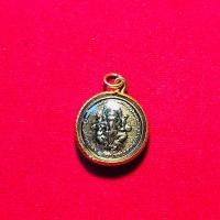 ราคา จี้พ่อแก่ ด้านหลังพระพิฆเนศ จี้พ่อแก่และพระพิฆเนศ เลี่ยมทองอย่างดี ห้อยคอเสริมบารมี (25221561203)