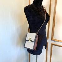 ราคา กระเป๋าสะพายข้าง Burberry คัดตู้ญี่ปุ่น รุ่นหายาก มือสอง unisex ขนาด 6.5x4” สภาพดีมาก อุปกรณ์ครบกล่อง ถุงผ้าและใบเสร็จ (23460507104)