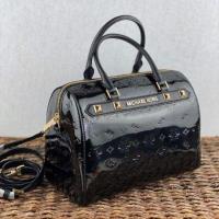 ราคา หมอนหนังแก้วสีดำ Michael Kors #35H9GKKU3A (7821734650)