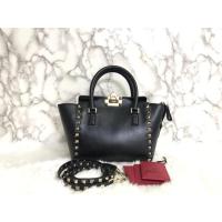 ราคา Used Valentino mini rock stud 20000฿ double handle สภาพดี ร่องรอยใช้งานทั่วไป ไม่มีตำหนิหนัก สีดำ ปี17 (1630772101)
