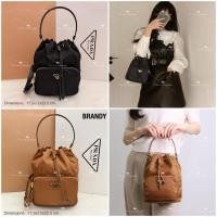 ราคา พร้อมส่งNew Prada Duet Re-Nylon bucket bag สีดำรุ่นฮิต ถูกสุด‼️ (50704678831)
