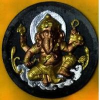 ราคา เหรียญ พระพิฆเนศ พิมพ์ ๔ กร หลังหนุมานขี่สิงห์ หลวงพ่อแล รุ่น"แก้วมหามงคล" พ.ศ.๒๕๕๐ วัดพระทรง เพชรบุรี 4K รัศมี 4.5 ซม. (21873048602)