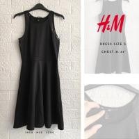 ราคา H&M ชุดเดรส dress สั้น สีดำ แต่งลูกไม้ซีทรู มือสอง (3762066419)
