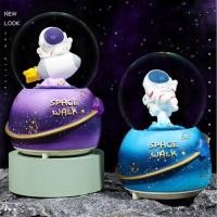 ราคา สโนว์บอล,snowball,ลูกบอลคริสตัล,สร้างสรรค์นักบินอวกาศ ลูกบอลคริสตัลนักบินอวกาศ กล่องดนตรี ของขวัญสวยงาม หิมะ ไฟตกแต่ง.กล (19036151280)