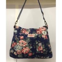 ราคา กระเป๋ามือสอง Cath Kidston ผ้าลายดอกไม้ พื้นสีน้ำเงิน อะไหล่ทองเหลืองรมดำ ขนาด 13 นิ้วครึ่ง พร้อมส่ง (19793268403)