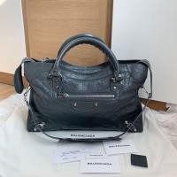 ราคา Like new Balenciaga classic city ปี17 สายสั้น หมุดเงิน สีเทา gris acier สวยและหายากมากค่า ❤️ สภาพดีมาก (2318500170)