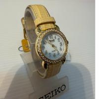ราคา นาฬิกาข้อมือผู้หญิงงานญี่ปุ่น หน้าปัดกลมสีเหลืองทองแต่งเพชร สายหนัง (47755993983)