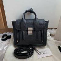 ราคา Like new Philip lim mini สีดำ อะไหล่เงิน ขอบมุมสวยไม่ถลอก ภายในสะอาด สภาพสวยมากค่า อุปกรณ์ : การ์ด สายสะพาย ถุงผ้า (2023037433)