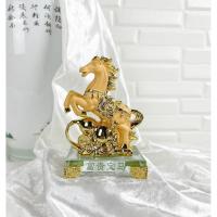 ราคา ม้าทองยืนบนน้ำเต้ามงคล ฐานแก้ว หมายถึง การงานเจริญก้าวหน้าประสบความสำเร็จ เพิ่มความเป็นสิริมงคล (12836515620)