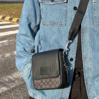 ราคา Lucas Crossbody Bag In Signature Jacquard CO915 กระเป๋าสะพายข้างผู้ชาย (26722610484)