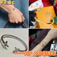ราคา 【ก่อนสั่งสอบถาม】ราคา2100 LLL กำไลข้อมือ เปิดปลาย ประดับคริสตัลสีชมพู ลายดอกไม้+ตัวอักษร (40771844794)
