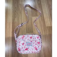 ราคา Cath Kidston กระเป๋าสะพายข้าง กว้าง 6 นิ้ว สีชมพูลายดอกไม้ มีรอยบ้าง ตามภาพ กระเป๋ามือสอง (22688050804)
