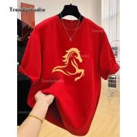 ราคา CODล็อตใหม่ล่าสุด เสื้อยืดแขนสั้นพิมพ์ลายใหม่สำหรับผู้ชาย ปี 2026 ทรงหลวม ระบายอากาศได้ดี คอกลมสีแดง สวมใส่สบาย (55703739419)