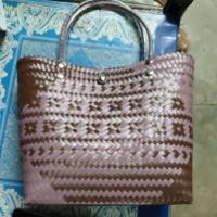 ราคา กระเป๋าสานพลาสติก handmade ทรงสวย สีคลาสสิคใช้ได้กับทุกโอกาส ขนาด 23x11.5x 25 cm ตะกร้าสานมือ (56954871788)