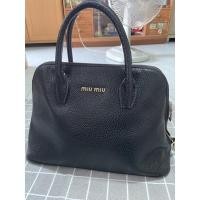ราคา กระเป๋า MIU MIU กระเป๋ามิวมิวมือสอง ขนาด 13x9x6.5" หนังแท้สีดำ (23007763593)