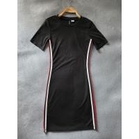 ราคา DIVIDCD H&M เดรสสีดำผ้าร่องคอกลมแขนสั้นแถบข้างแดงขาวงานเข้ารูปไซส์(10)อก32-34เอว28-30สะโพก36ยาว34(งานมือสอง)32 (44454583536)
