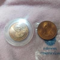 ราคา เหรียญสมเด็จย่า อนุสรณ์การพระราชพิธีถวายพระเพลิงพระบรมศพ ปี2539 กับ เหรียญในหลวง สมโภชวัดอรุณราชวรารามปี2539 (47657264384)