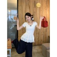 ราคา เสื้อยืดผ้าร่องสีขาวแต่งขอบคอลูกไม้ และชายระบายลูกไม้ (24842648269)
