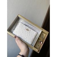 ราคา กระเป๋าคล้องมือ COACH หนังปั๊มลาย C นูน สีขาว ของแท้ มือหนึ่ง (21813784665)